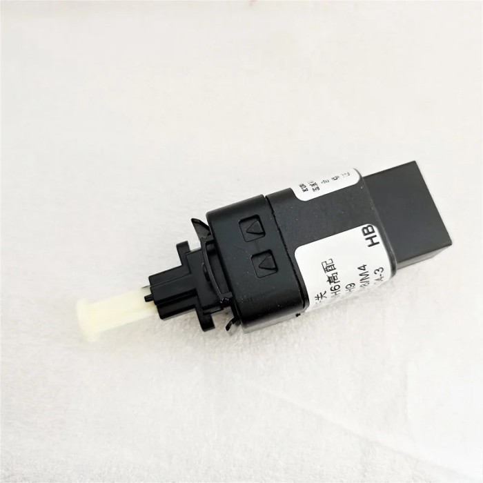 for GWM Great Wall Haval H5 H6 H8 H9 M4 C50 56 foot brake switch