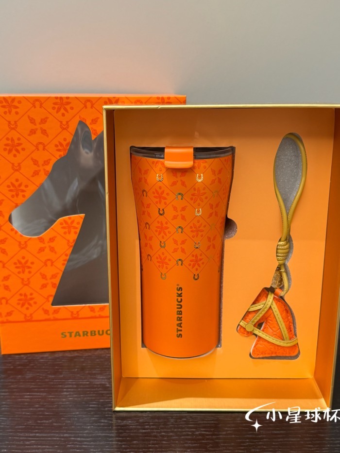 Starbucks Cup 2026 Junyue Star Journey ปีใหม่เรียบง่ายหรูหราของขวัญ STTOKE เดสก์ท็อปกล่องของขวัญสแต