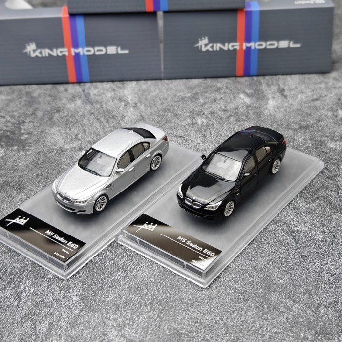 KING MODEL 1: 64 BMW M5 E60 รุ่นสามส่วนถังเดินทางโมเดลรถโลหะผสมโมเดลรถ