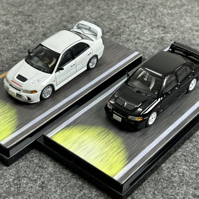 พร้อมสต็อก Hobby Japan 1: 64 Initial D Mitsubishi EVO 3 EVO 4 พร้อมตุ๊กตาโมเดลรถโลหะผสม