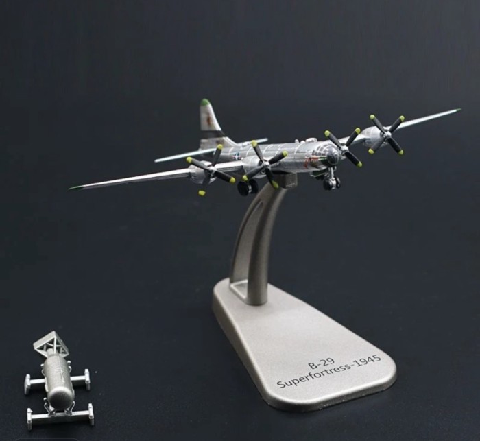 พร้อมสต็อก Air Fortress B29 Bomber Alloy Static Model Jewelry Little Boy Nuclear Bomb Model Collecti