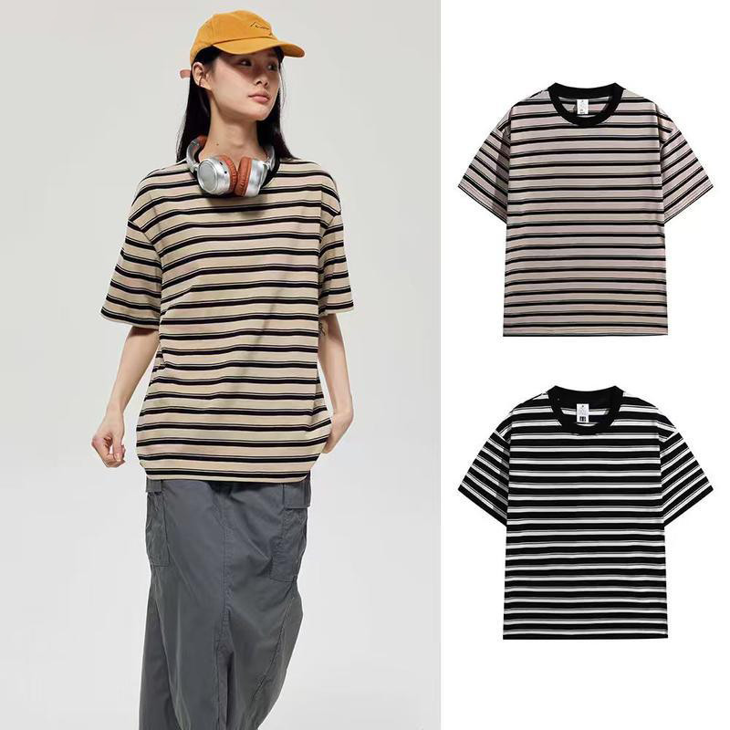 เสื้อยืดลายทางทรงโอเวอร์ไซส์ เหมาะสำหรับทั้งชายและหญิง ผลิตจากผ้าคุณภาพเยี่ยม นุ่มสบาย ระบายอากาศได้ดี แห้งเร็ว และสวมใส่สบาย สไตล์ลำลอง เรโทร และสตรีทแฟชั่น นำเทรนด์ เหมาะสำหรับผู้ชาย ผู้หญิง และคู่รัก ไอเท็มที่ต้องมีสำหรับฤดูร้อน