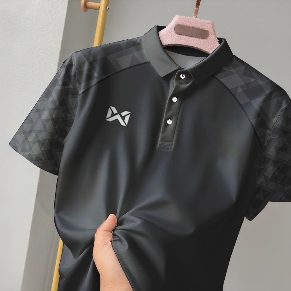 เสื้อโปโลชายแขนสั้น สีดำ ลายทีมชาติไทย ระบายอากาศได้ดี เหมาะสำหรับสวมใส่ในโอกาสทั้งการเล่นกีฬาและการแต่งตัวลำลอง