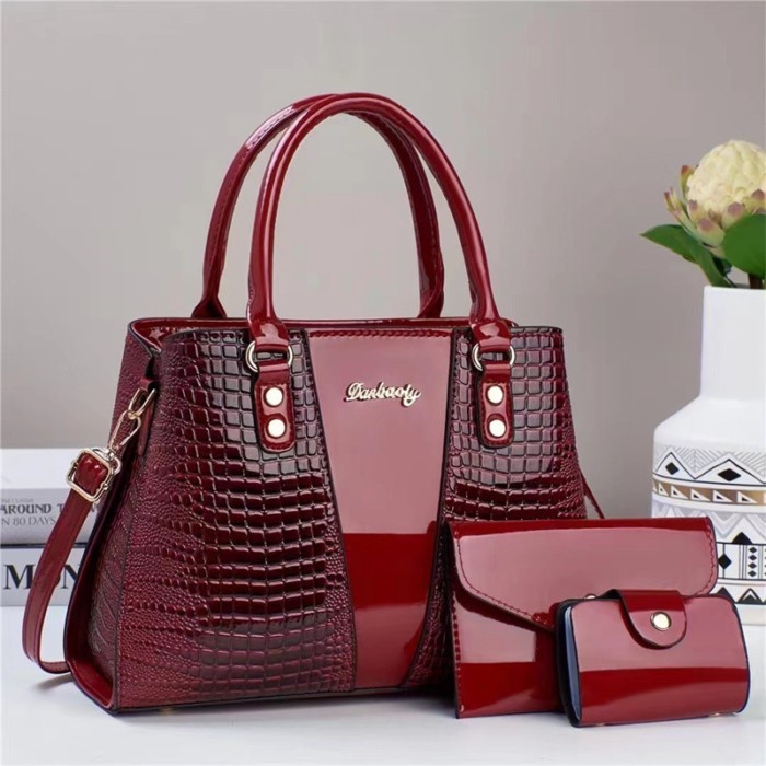 🐊 กระเป๋าแฟชั่นลายจระเข้ปั๊มหรู 👛 ดีไซน์Unique จุของเยอะ ใส่ได้หลายสไตล์ สะพายข้าง ไขว้ หรือถือก็เนี้ยบ 💼✨