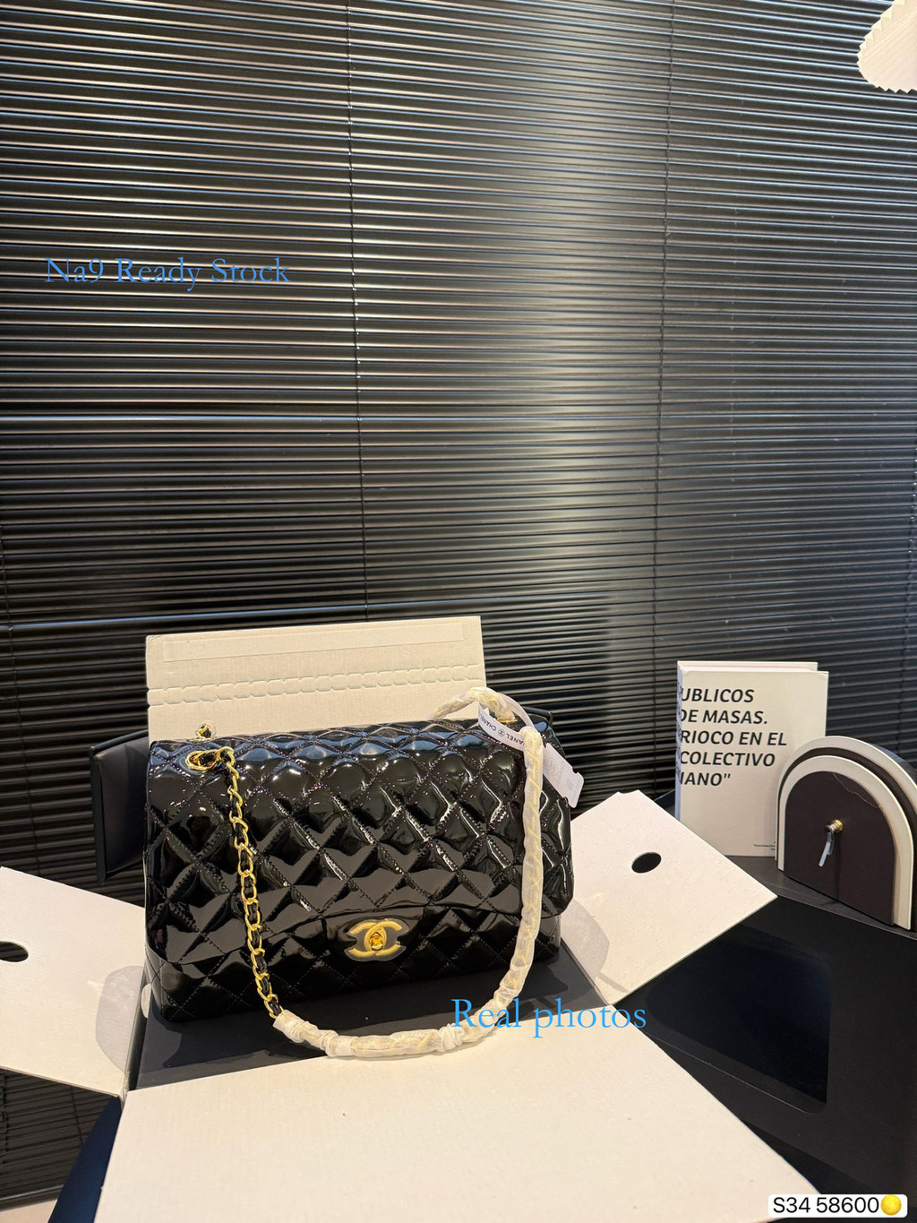 กระเป๋าสะพายข้างคลาสสิก ขนาด 30 x 19 ซม., มาในกล่องพับแบบเครื่องบิน