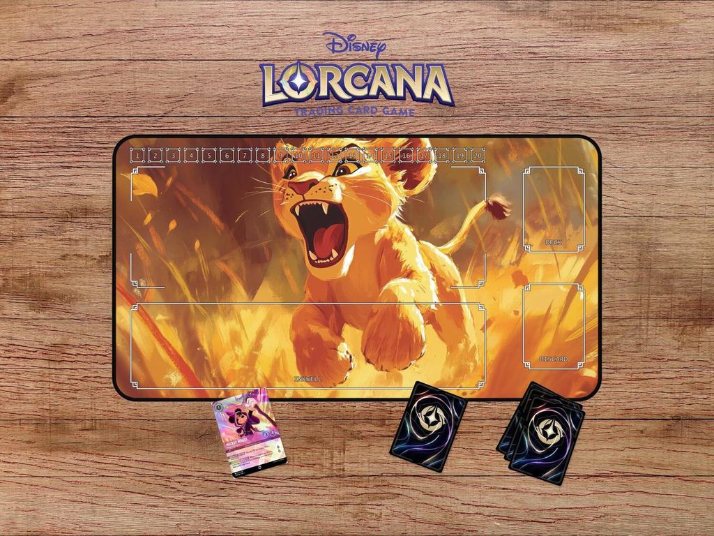 ชาร์จ Simba Lorcana แผ่นรองเล่น TCG Lorcana, The Lion King แผ่นรองเล่น Simba, Disney Lorcana แผ่นรองเล่น, พร้อมโซน
