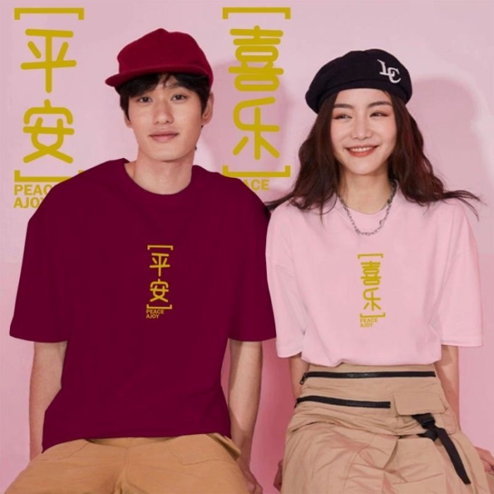 เสื้อยืดลายศิลปะคำว่า PEACE และ JOY สีแดงและชมพู ไซส์ 2XL สำหรับครอบครัวในเทศกาลตรุษจีน