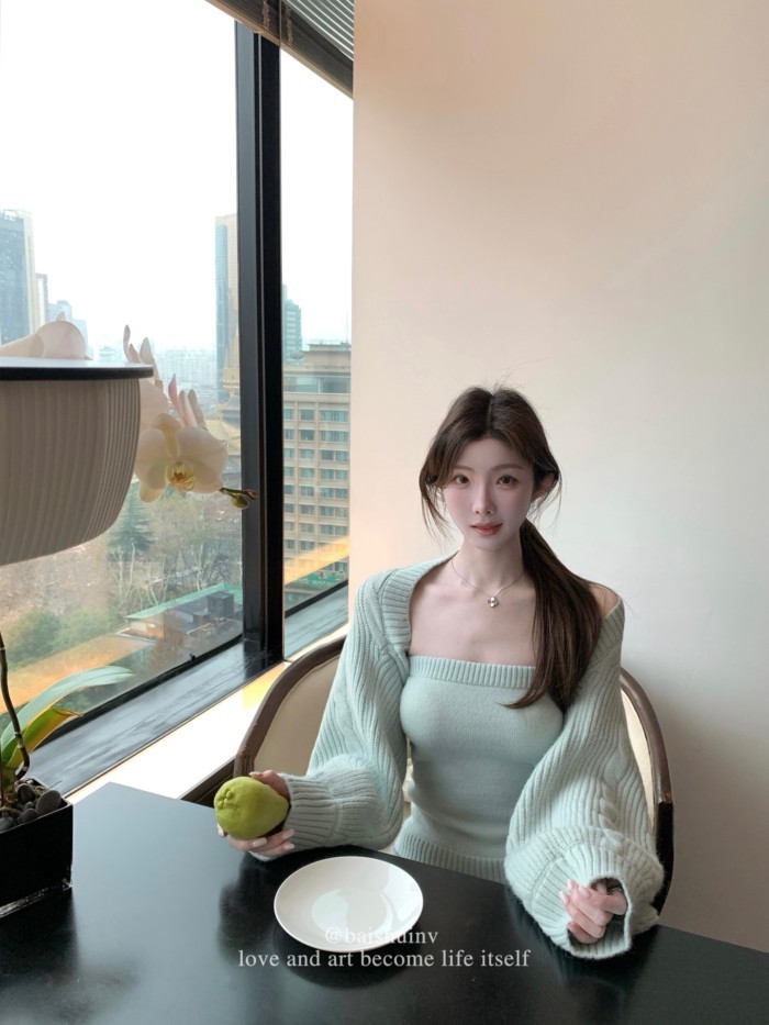 สเวตเตอร์แจ็กเก็ตสั้นสำหรับผู้หญิง ทำจากผ้าขนสัตว์คุณภาพดี ออกแบบมาในสไตล์คลาสสิก
