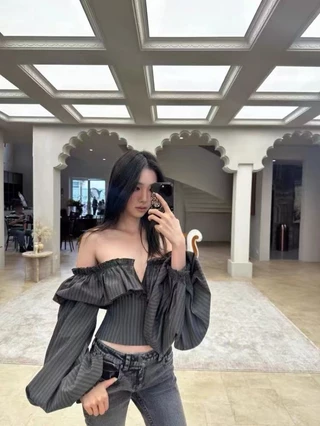 เชิ้ตแขนยาวสไตล์ย้อนยุคไหล่ข้างเดียวสำหรับผู้หญิง เหมาะสำหรับฤดูใบไม้ร่วงในสไตล์แฟชั่น