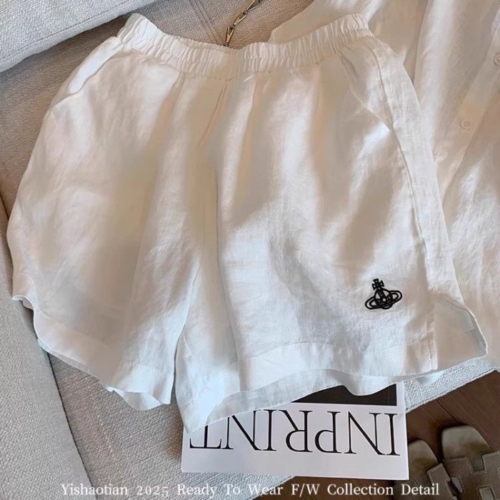ชุดสูทLoungewear ประกอบด้วยเสื้อเชิ้ตแขนยาวปักลายดาวเสาร์และกางเกงขาสั้นเอวยางยืด แต่งกายได้อย่างสะดวกสบายทั้งในบ้านและนอกบ้าน
