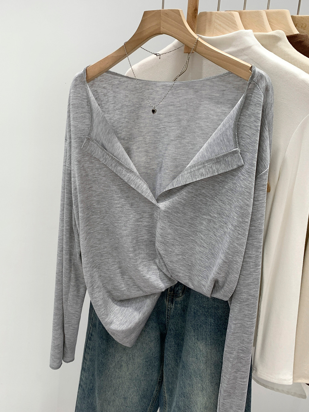 เสื้อยืดแขนยาวจากใยลิโอเซล แบบบางเบาและโปร่งใสเล็กน้อย98741