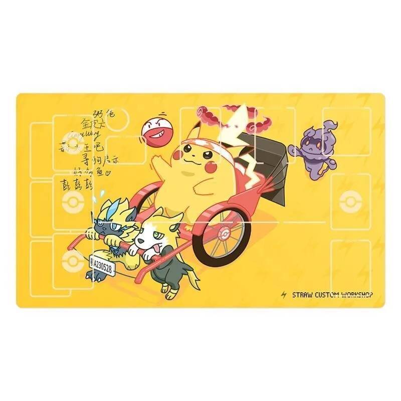 Pikachu Playmat Pokémon TCG พร้อมมังกรตํานานสามผู้เล่นเดี่ยวโต๊ะการ์ดเกมสําหรับ Pokémon Battles