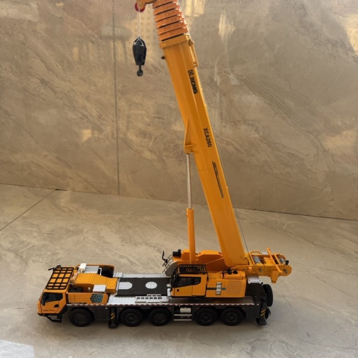 XCA260L8 Ground Crane Model เครื่องประดับโลหะผสม Crane 1: 50 จําลองของแท้