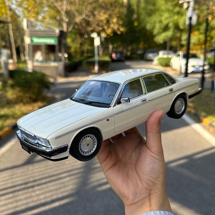 ALMOST REAL Like REAL AR 1: 18 Jaguar XJ40 Jaguar XJ6 โมเดลรถอัลลอย