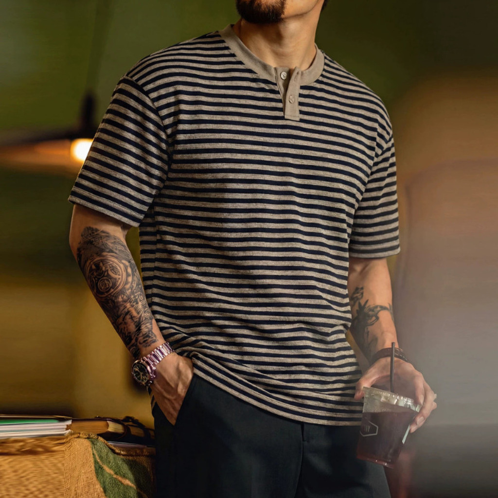 Wuluwear American Retro Henry Collar Striped เสื้อยืดผู้ชาย ฤดูร้อนสไตล์ใหม่ ทรงหลวมระบายอากาศได้ดี สำหรับใส่สบายในฤดูร้อน