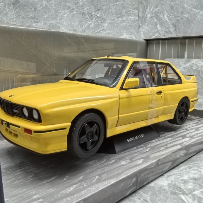 Solid 1/18 BMW M3 E30 รถโลหะผสมรุ่น Double-Open ประตู Steerable