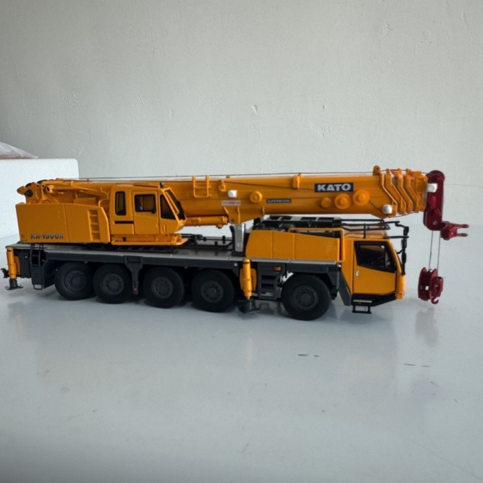 1: 50 KATO KA-1300R KATO Crane Crane Model Standard Yellow Version
