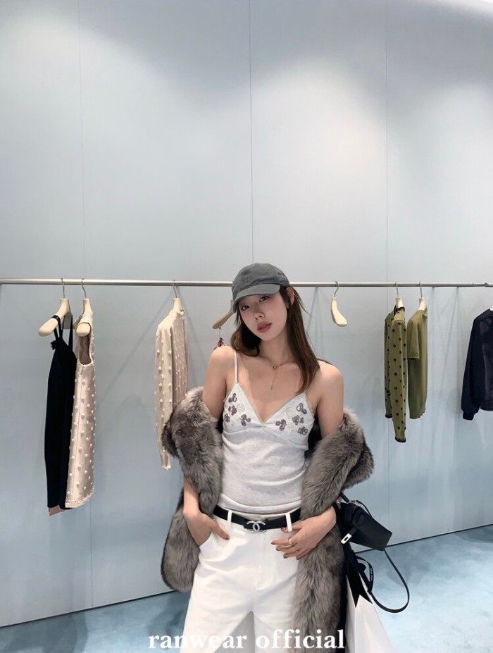 เสื้อแฟชั่นคอวีเย็บลูกไม้ สีสันสวยงาม ประดับลูกปัด มีรายละเอียดพิมพ์ภาพมะเดื่อ