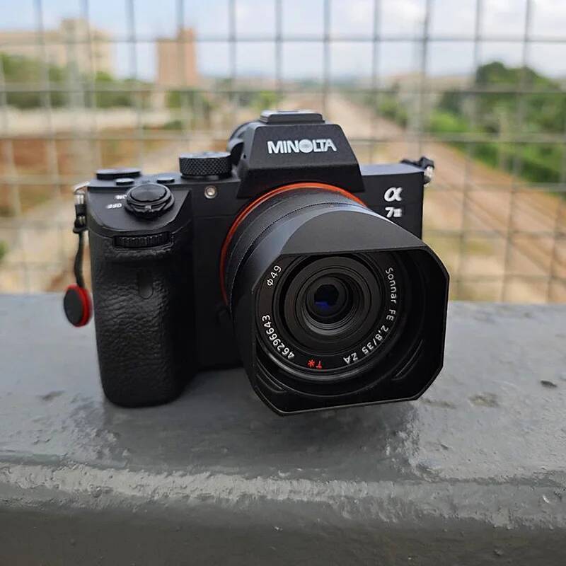 เลนส์เหลี่ยม Bayonet Metal มาพร้อมหมวกโลหะฟรีสําหรับ Sony Carl Zeiss Sonnar FE 35mm F2.8 ZA (SEL 35F