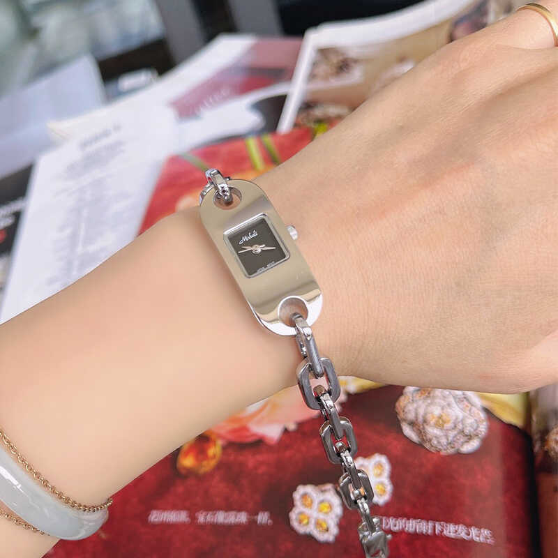 Mishali/Mishali สร้อยข้อมือ Square Hollow High-End Niche Design Atmospheric นาฬิกาสุภาพสตรี