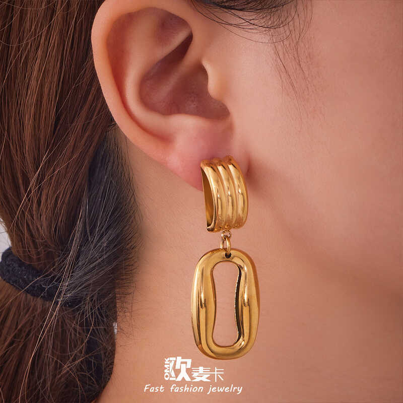 Omaka Cool ชุบทอง 18k แหวนคู่และต่างหูกลวง สไตล์ไม่สม่ำเสมอ เรียบง่าย