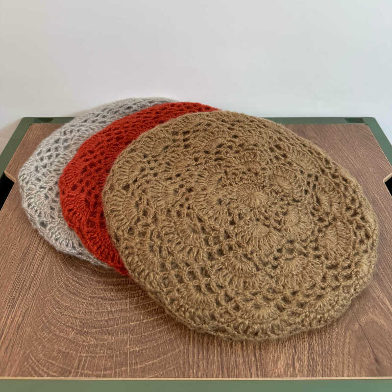 หมวกเบเรต์สองชั้นครอเชต์สำหรับผู้หญิง ฤดูใบไม้ร่วงและฤดูหนาว ออกแบบโดย Zhang Ruonan