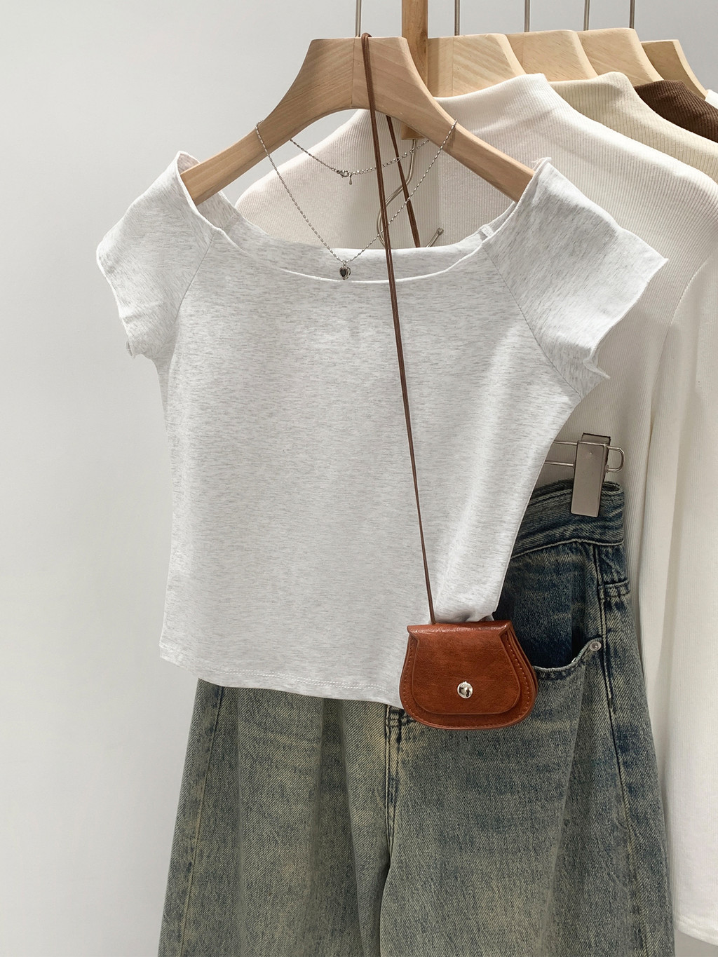 99350เสื้อยืดแขนสั้นสไตล์แบนคอ ออกแบบโดยไม่มีสายหนัง พร้อมลายพิมพ์สีทึบ