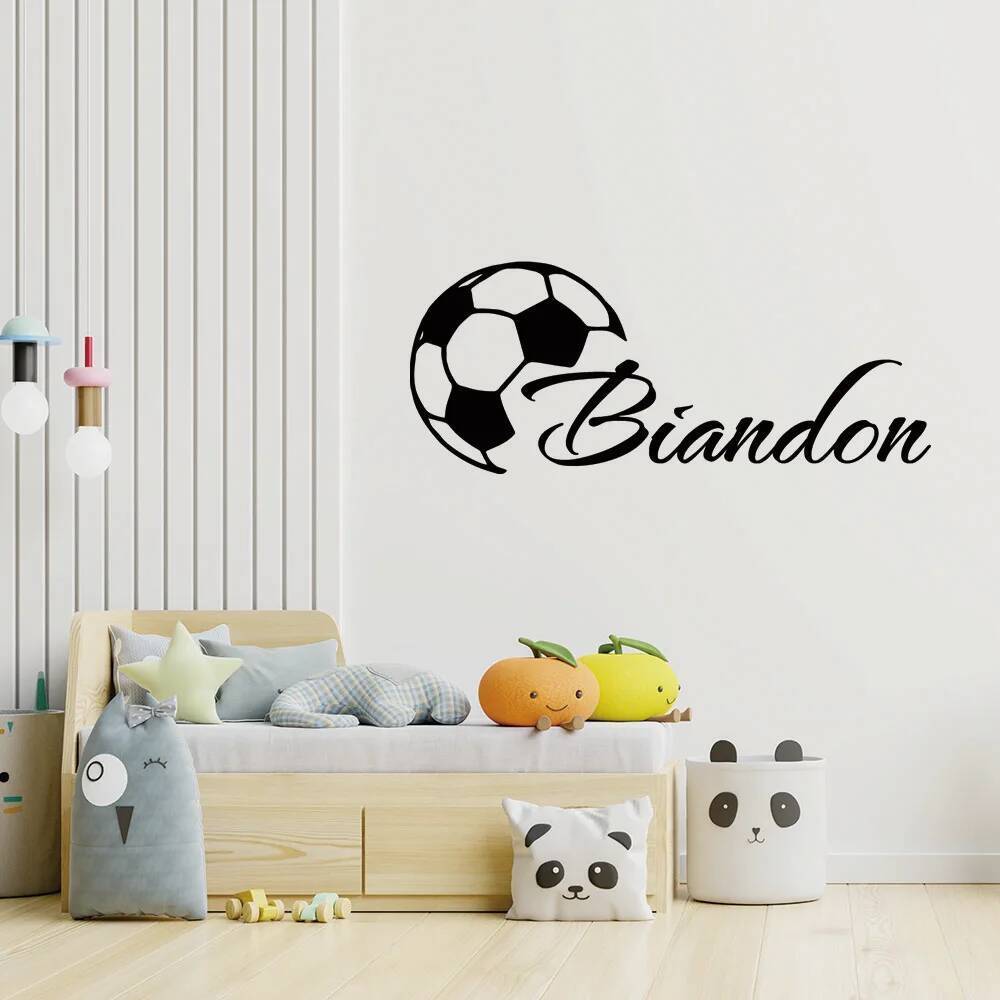 1 PC Hot ปรับแต่งที่กําหนดเองชื่อฟุตบอลไวนิลสติ๊กเกอร์ติดผนังตกแต่งบ้าน Stikers สําหรับห้องโถงอุปกรณ