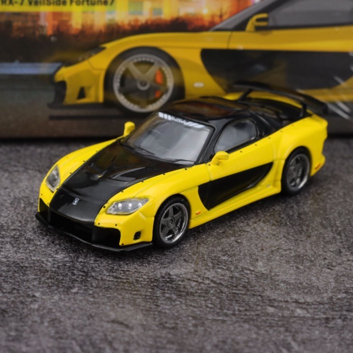 TW 1: 64 Mazda RX7 VeilSide Fortune7 สีเหลืองสีดํารุ่นรถโลหะผสมด้านบน