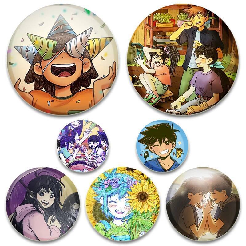 อะนิเมะ RPG Omori รอบ Pins HD พิมพ์การ์ตูนป้ายคอสเพลย์ Handmade เข็มกลัดสําหรับกระเป๋าเป้สะพายหลังเส