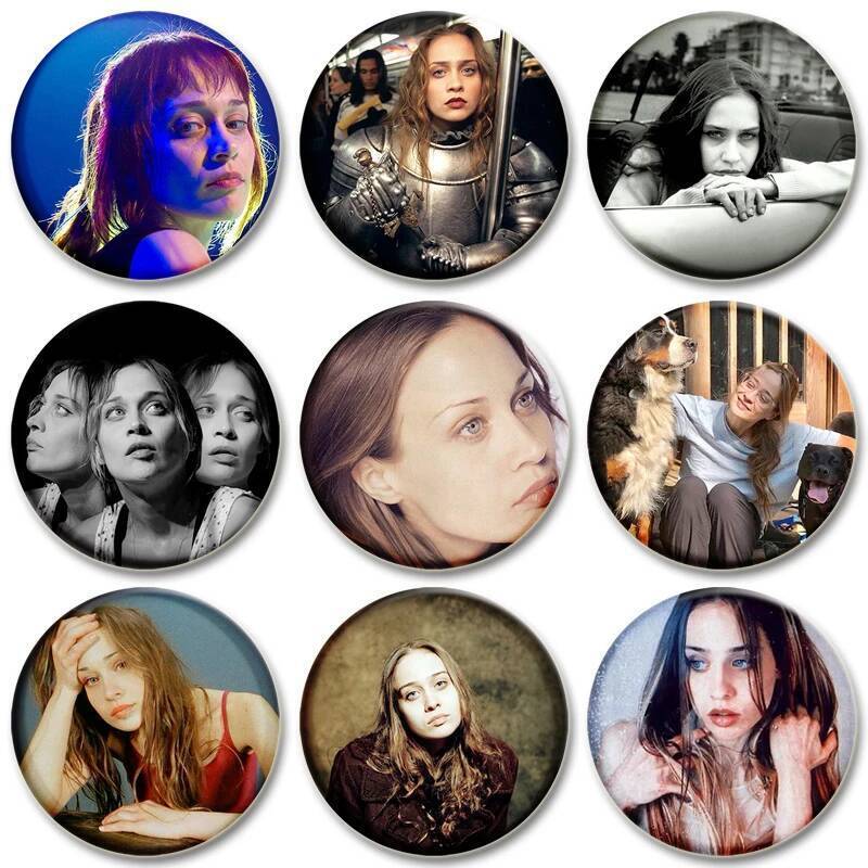 58 มม.นักร้องร้อนFiona A-Apple Softปุ่มPin Handmadeเข็มกลัดสําหรับเสื้อผ้ากระเป๋าเป้สะพายหลังตกแต่งB