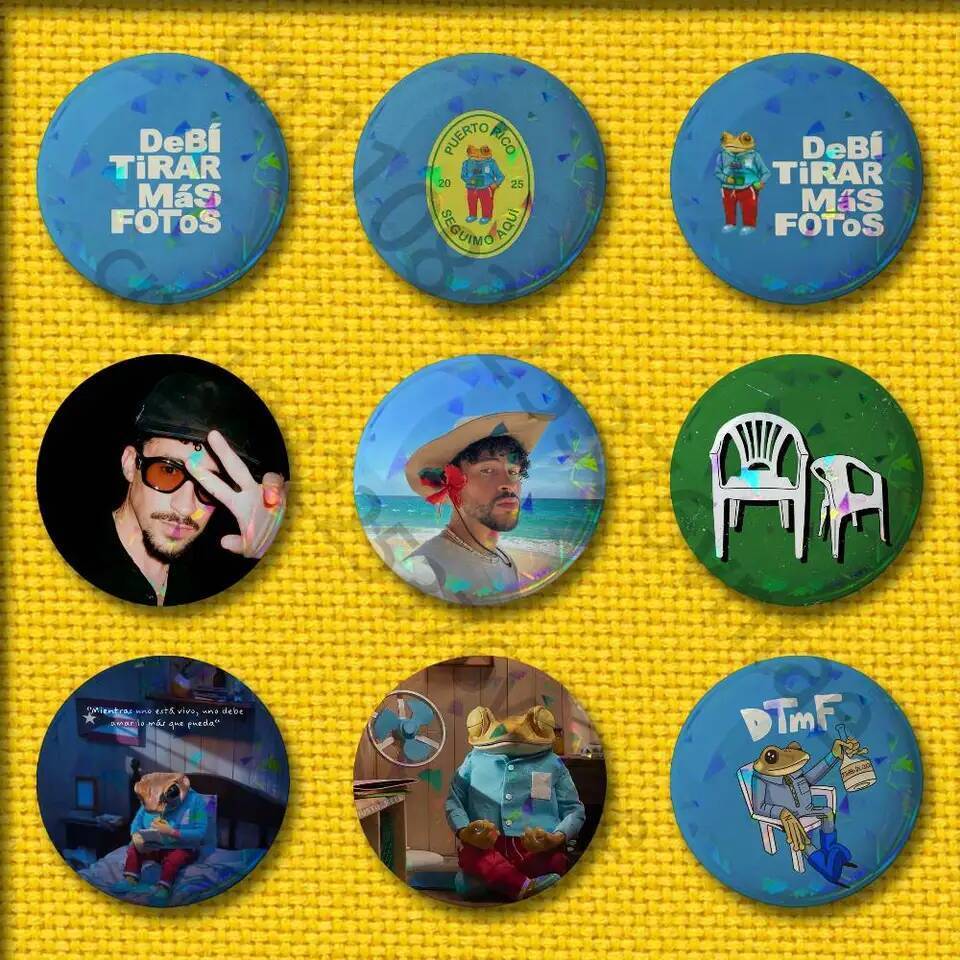 B-Bad B-Bunny DeBi TiRAR MaS FOToS DTMF ป้าย 75 มม.25 มม.44 มม.32 มม.58 มม.รอบ Pin เข็มกลัดของที่ระล