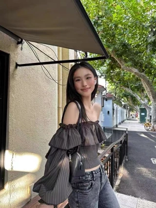 เชิ้ตแขนยาวสไตล์ย้อนยุคไหล่ข้างเดียวสำหรับผู้หญิง เหมาะสำหรับฤดูใบไม้ร่วงในสไตล์แฟชั่น