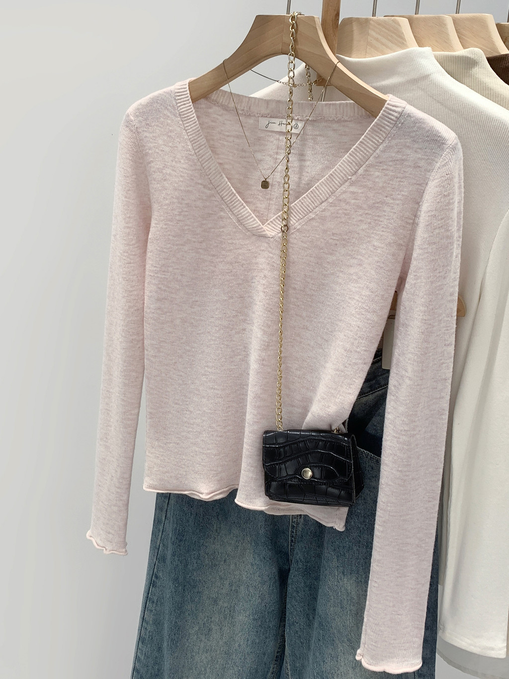 98740เสื้อสเวตเตอร์คอวีสีชมพูอ่อน ดูอ่อนโยนและเรียบหรู