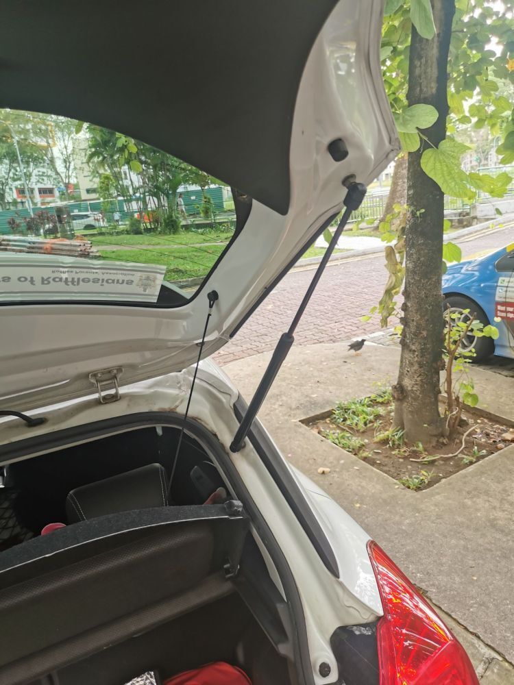 ด้านหลัง Tailgate Struts สําหรับ Suzuki Swift A2L ZC33S/ZC13S/ZC43S/ZC53S/ZC83S/ZD83S Hatchback 2017