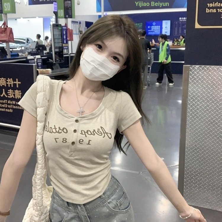 DTH ชุดผมตรงอเมริกันย้อนยุคหวานสาวร้อนสั้นสไตล์โค้งแคบเอว Slim-fit Slimmer ดูจดหมายพิมพ์ U-คอแขนสั้น