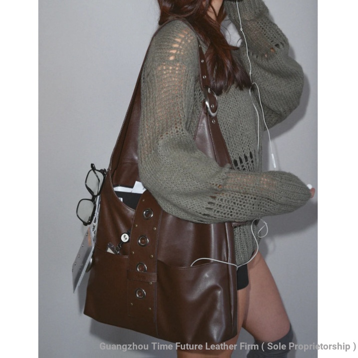 หนังแท้~เกาหลี Niche Hieta Commuter Bag Punk ความจุขนาดใหญ่หัวเข็มขัดโลหะแนวทแยง Tote Bag Retro Rive