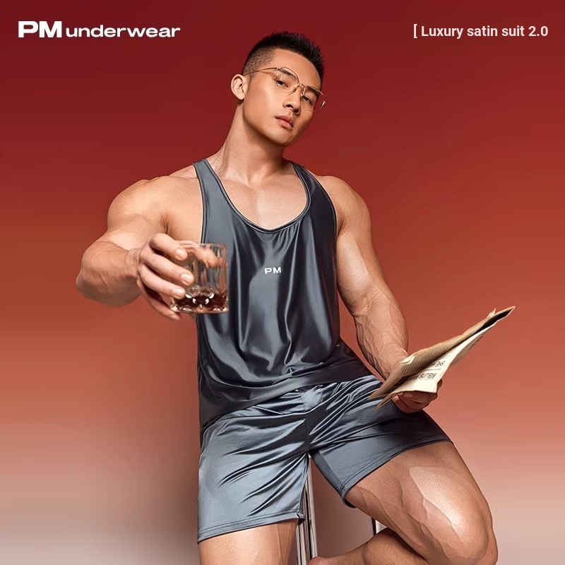 พีเอ็ม |อเมริกันซาตินสีทึบฟิตเนสกีฬาเสื้อกั๊กผู้ชายบางสายคล้องไหล่ผ้าไหมน้ําแข็งเปลือยหลวม ชุดลําลอง