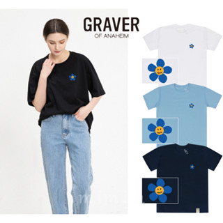 [GRAVER] &lt;UNISEX&gt; เสื้อยืดแขนสั้น พิมพ์ลายโลโก้ดอกไม้ จุดยิ้ม สีฟ้า สีขาว