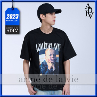 ✿ Acme de la vie ✿ Adlv ของแท้ เสื้อยืดคอกลม แขนสั้น ลาย DTP WINDOW SEAT BABY FACE SHORT SLEEVE โอเวอร์ไซซ์ สไตล์เกาหลี สําหรับผู้หญิง และผู้ชาย 2023SS