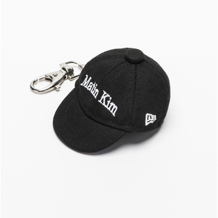 Matin Kim X NEWERA - CAP KEY HOLDER MATATIN KIM (ดํา เทา)