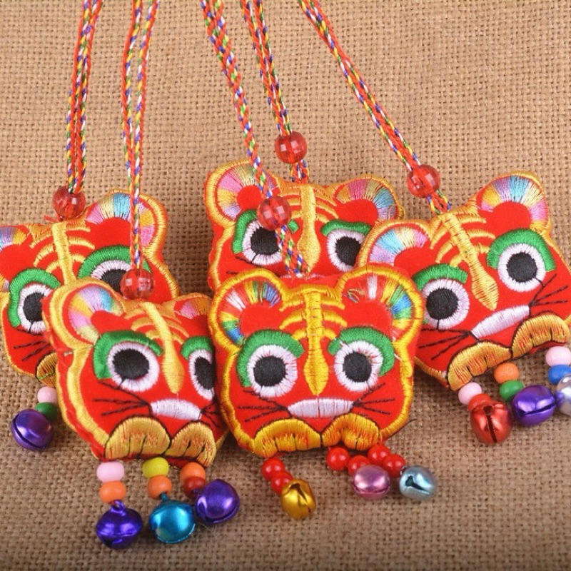 [1 ชิ้น] เทศกาลเรือมังกร Tiger Sachet สร้อยคอ sauddler节bucketchchildren挂件