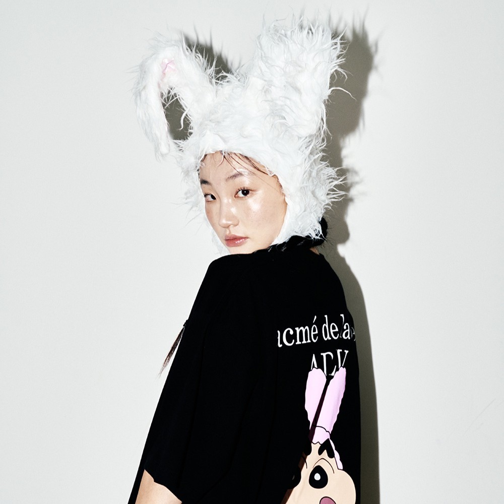 OFFICIAL ACME DE LA VIE - เสื้อยืดแขนสั้น Fuzzy Rabbit Shinchan