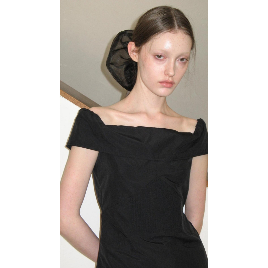 [SEOHYUN LOOKS] เสื้อเบลาส์ปักหมุดเปิดไหล่ สีดํา SINOON