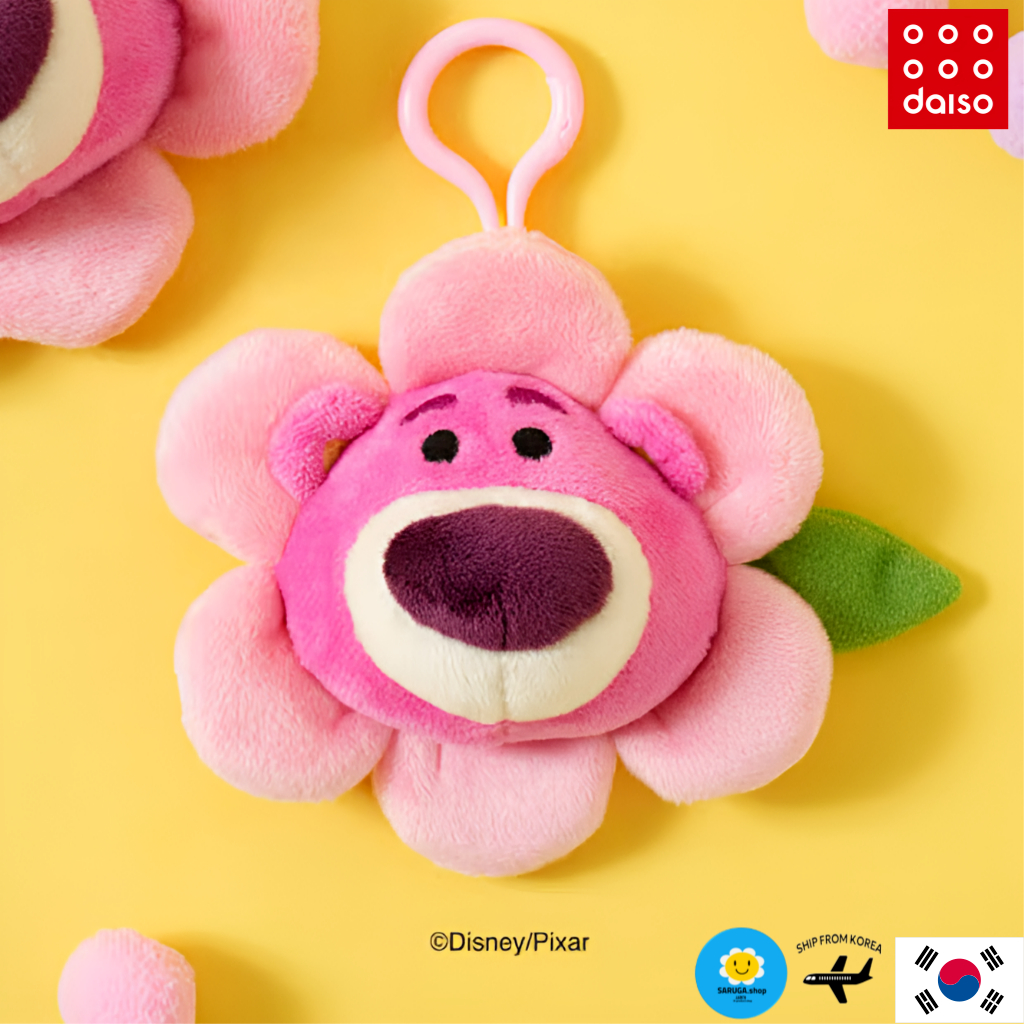 [DAISO] Pixar Toy Story พวงกุญแจตุ๊กตาLotso ดีไซน์ดอกไม้ 13x11 ซม. สําหรับเด็กและแฟนๆ