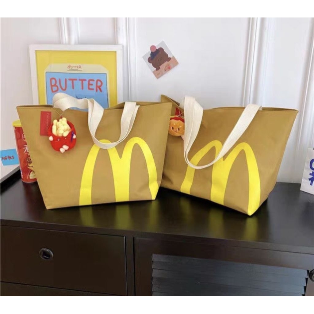 SG - กระเป๋าสะพายกระดุมแม่เหล็ก McDonald with fries และ burger plushie bag charm