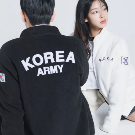 [จากเกาหลี ] เสื้อแจ็คเก็ตผ้าฟลีซกองทัพเกาหลีในสีดําและสีขาว
