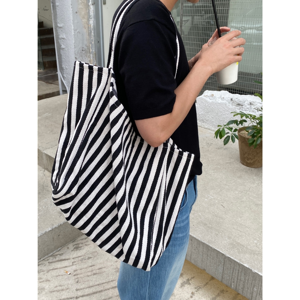 [DAYSOME]กระเป๋าสะพายลายทาง