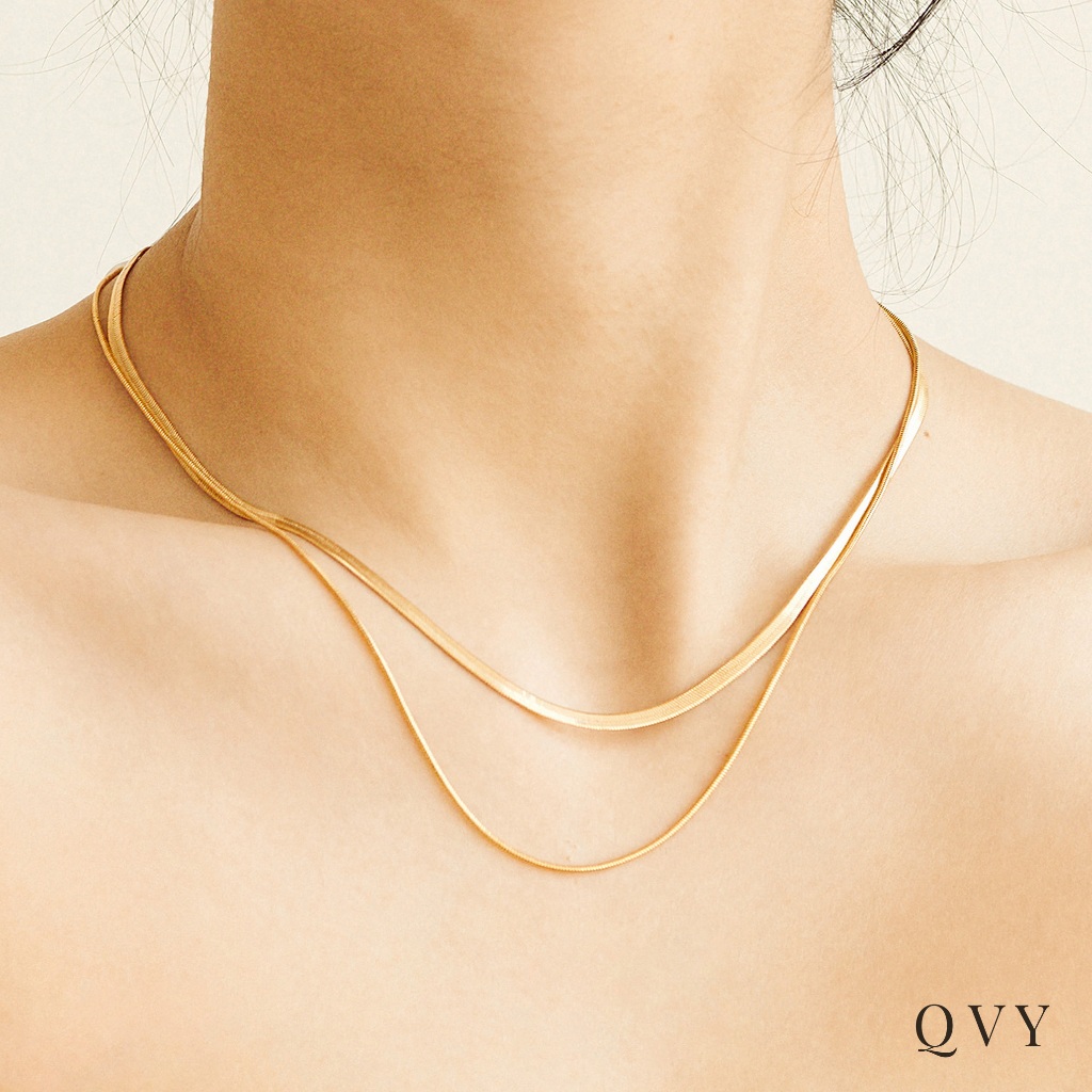 QVY สร้อยคอเฮอริงโบนเคลือบทอง 14K สายโซ่งูเงินแบบเลเยอร์ ของขวัญ [HRB]