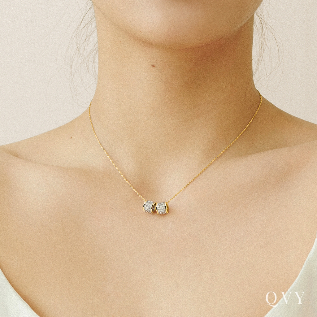 QVY สร้อยคอจี้แหวนปาเว่ 2 วง หรูหรา ชุบทอง 14K สแตนเลสสตีล เครื่องประดับทรงกระบอก [CLN]